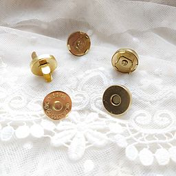 Кнопка магнит - желтое золото - 18 мм